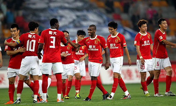 两张合影，一张和老乡一张和金靴。赛前法比奥说这场...（赛前法比奥的两张合影：一张与老乡，一张与金靴）