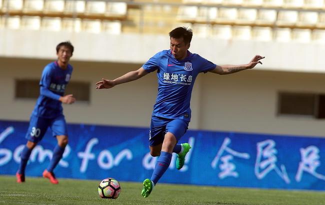 上海申花客场对阵广岛三箭，虽0-2落败，但有望晋级，展现顽强斗志，助力海港复仇。（申花客场0-2负广岛三箭 仍存晋级希望 展现韧性并助力海港复仇）