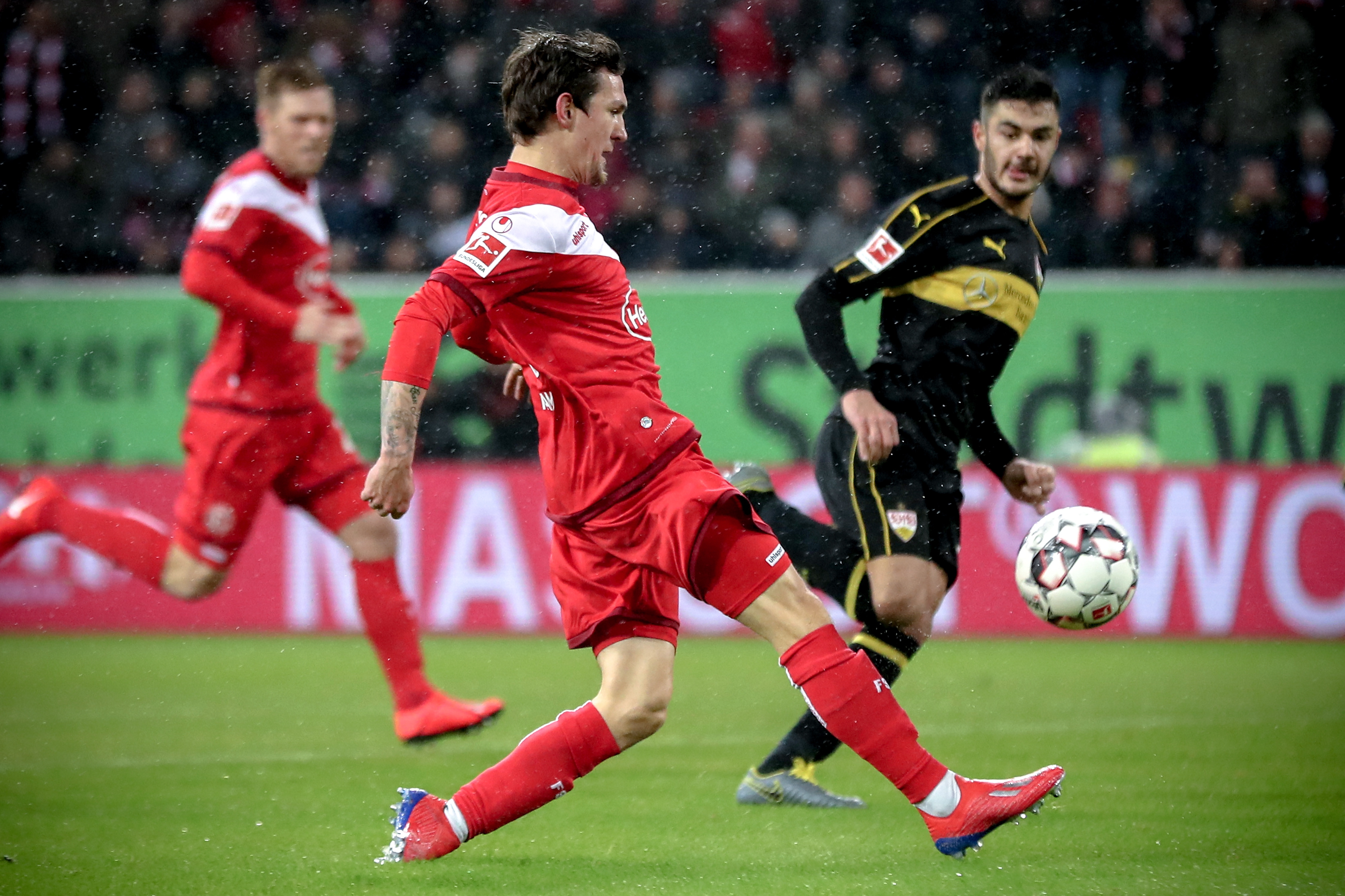 国脚连续两场关键进球（国脚两战连斩关键球）